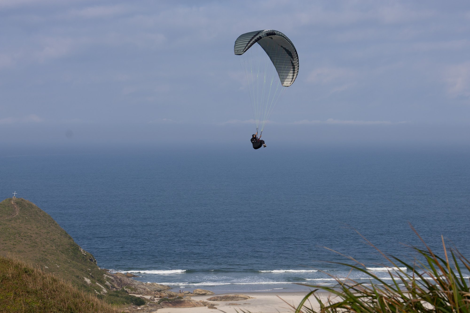 Piloto sobrevoando de parapente o Morro da Nha Pina na Ilha do Mel aprenda a voar. paraglider Piloto sobrevoando de parapente o Morro da Nha Pina na Ilha do Mel aprenda a voar. paraglider