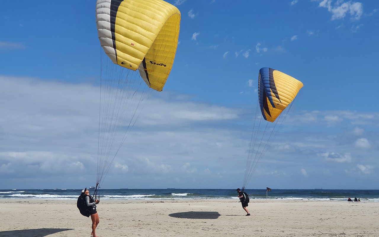 Mulheres que voam de parapente Kelly Trindade. Ilha do Mel. Treino solo