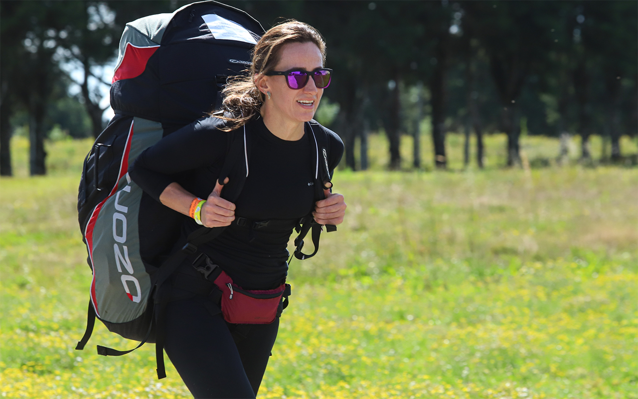 Mulheres que voam de parapente Kelly Trindade. Maef do gringo