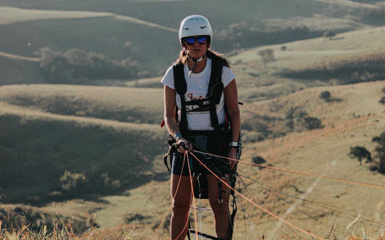 Mulheres que voam de parapente Kelly Trindade. Rampa de Voo Livre. Decolagem