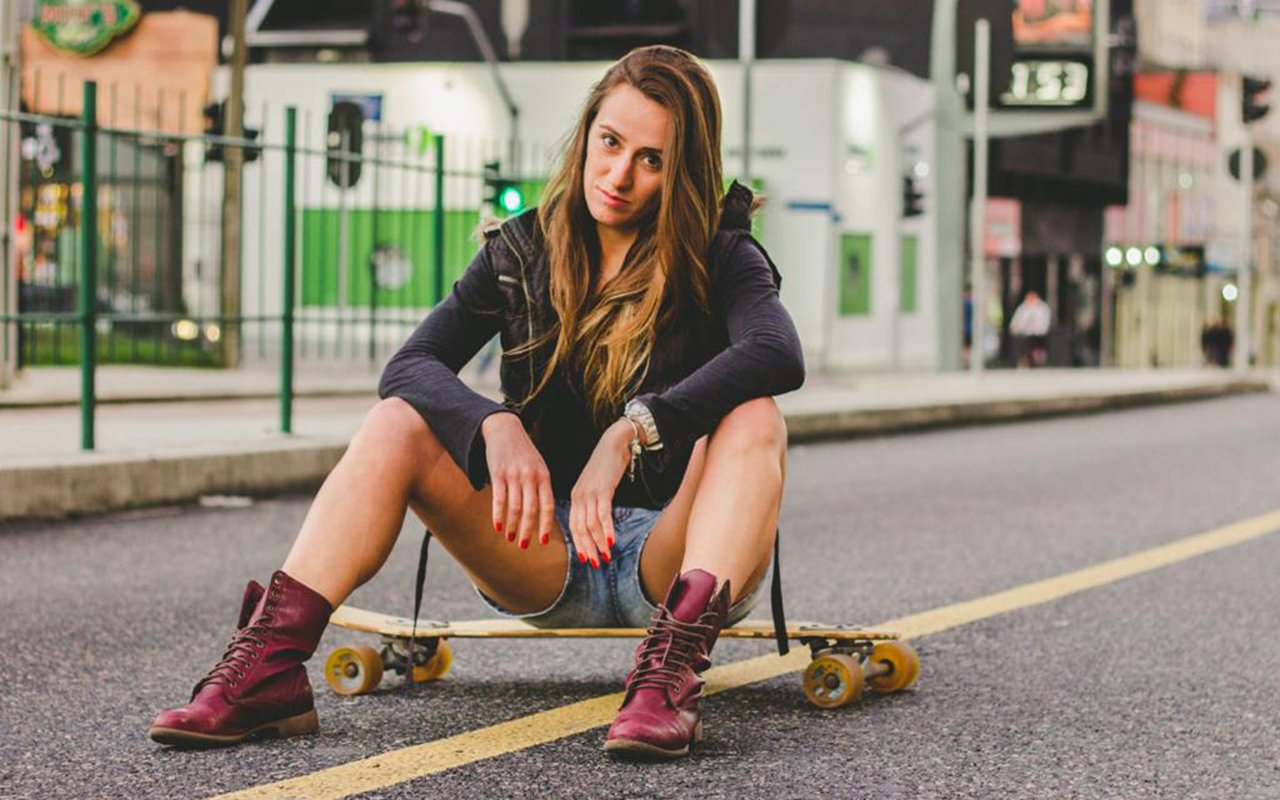 Mulheres que voam de parapente Kelly Trindade. Skate