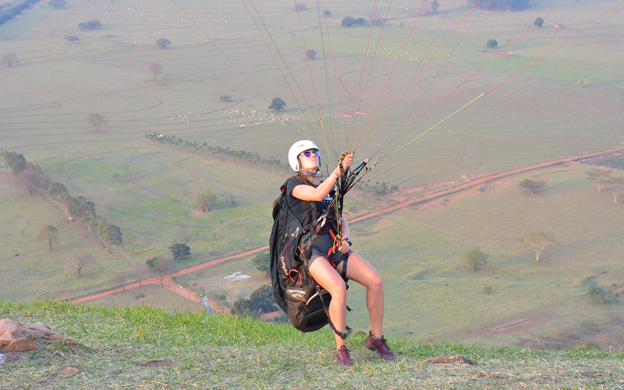 Mulheres que voam de parapente Kelly Trindade. Terra Rica