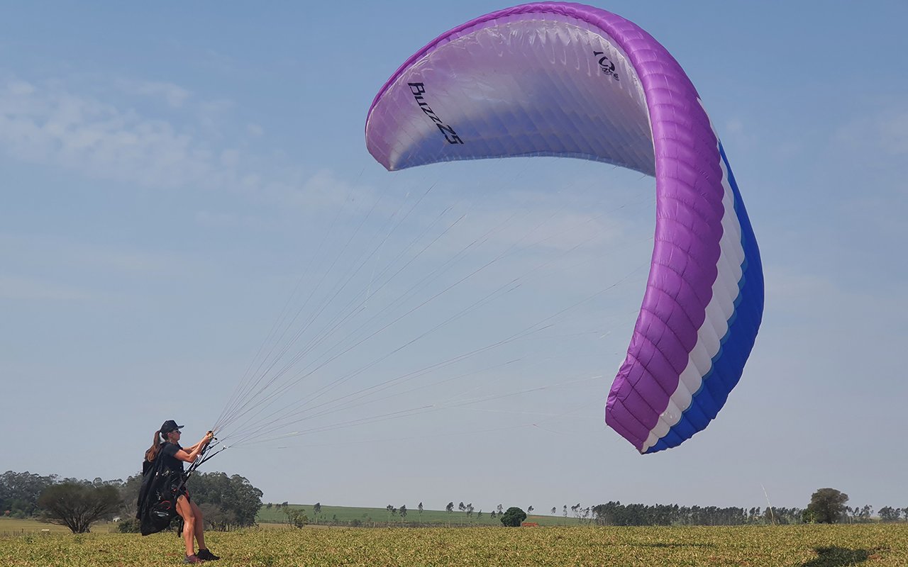 Mulheres que voam de parapente Kelly Trindade. Treino solo. Terra Rica. Parana