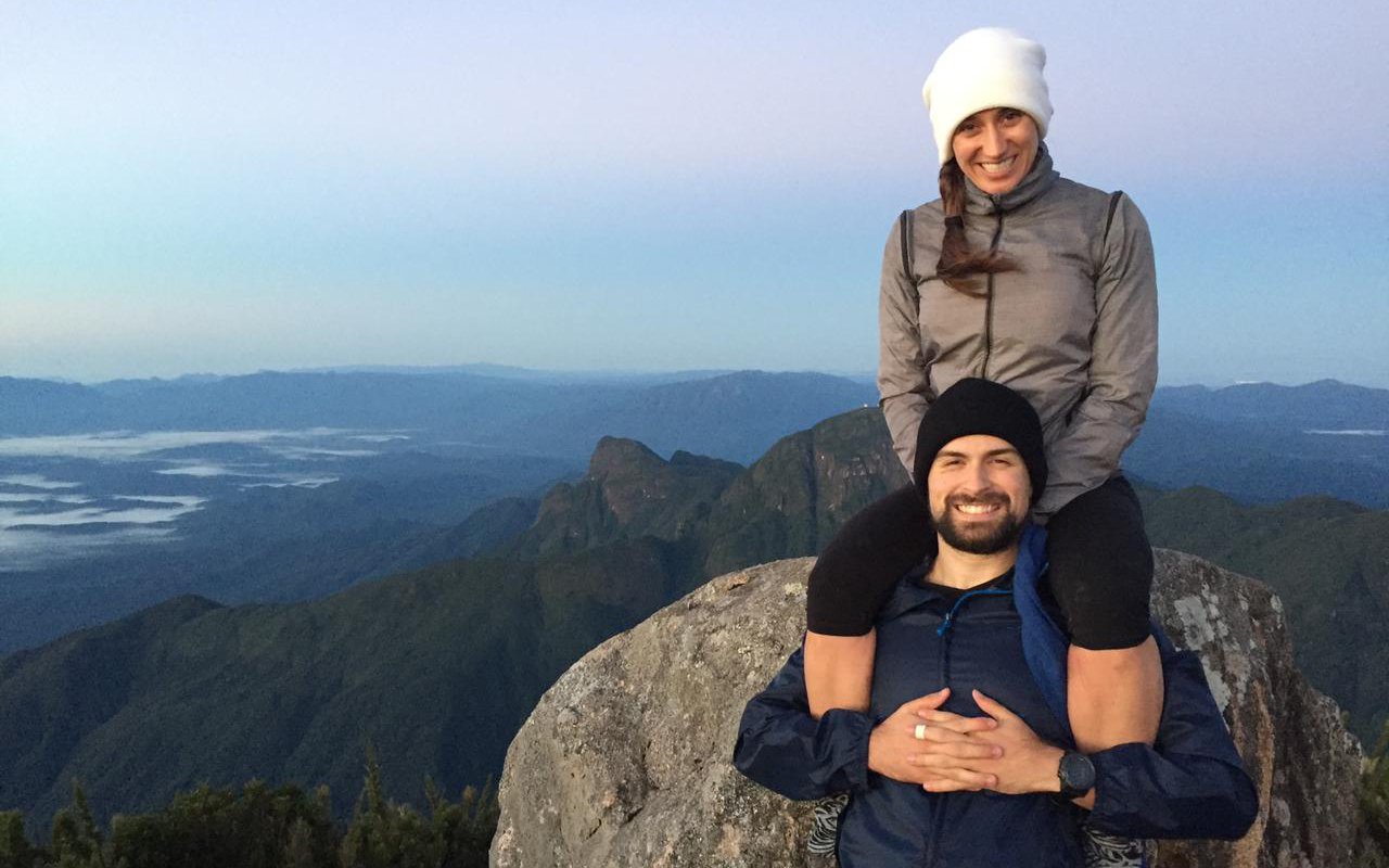 Mulheres que voam de parapente Kelly Trindade. casal alado