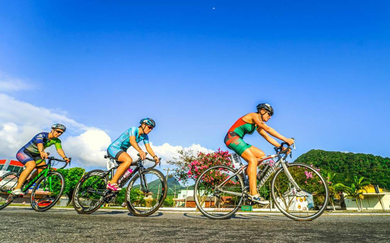 Mulheres que voam de parapente Kelly Trindade. ciclismo
