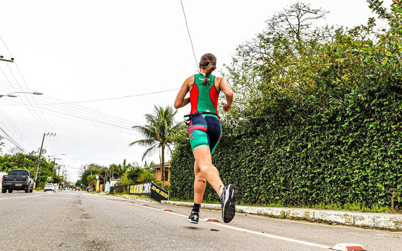 Mulheres que voam de parapente Kelly Trindade. corrida