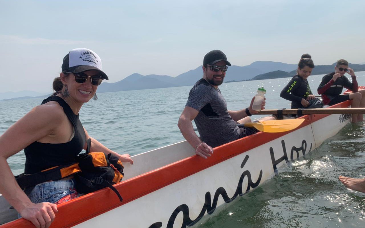 Mulheres que voam de parapente Kelly Trindade. esporte de água
