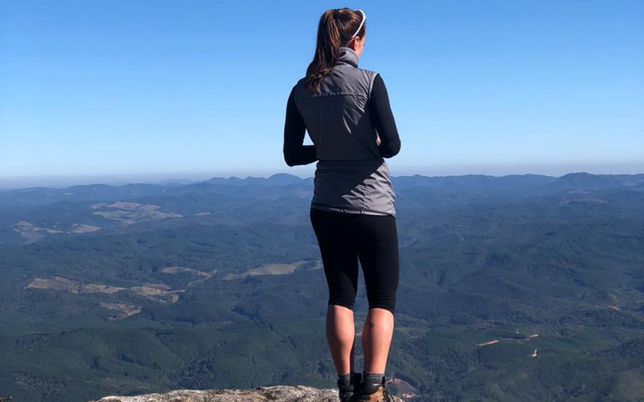 Mulheres que voam de parapente Kelly Trindade. montanhismo. araçatuba. pico parana. farinha seca