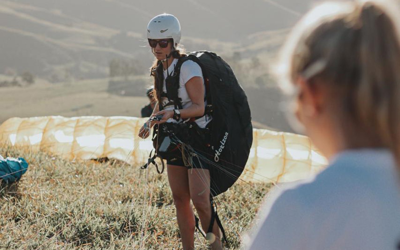 Mulheres que voam de parapente Kelly Trindade. voe guria