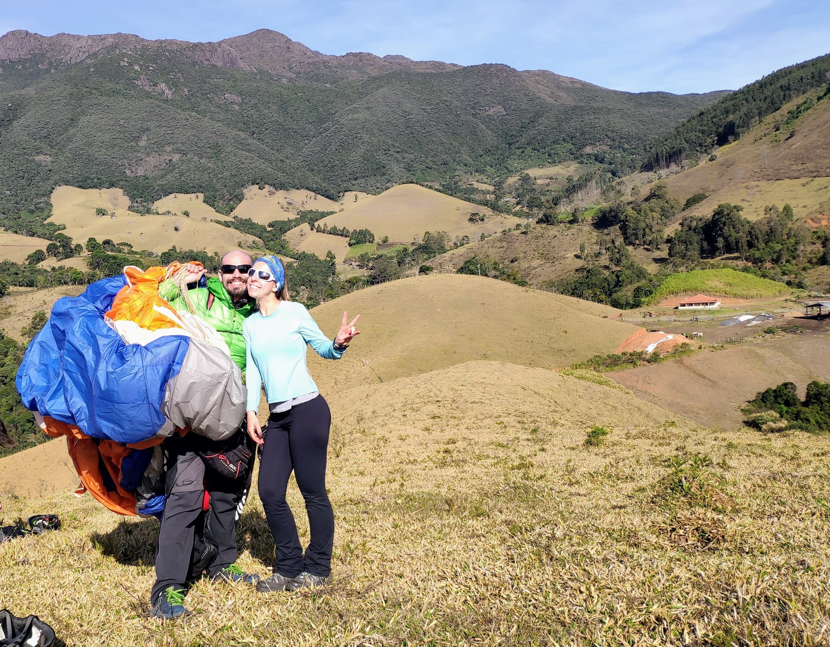 Raquel Canale e Eric Souza no pouso de parapente